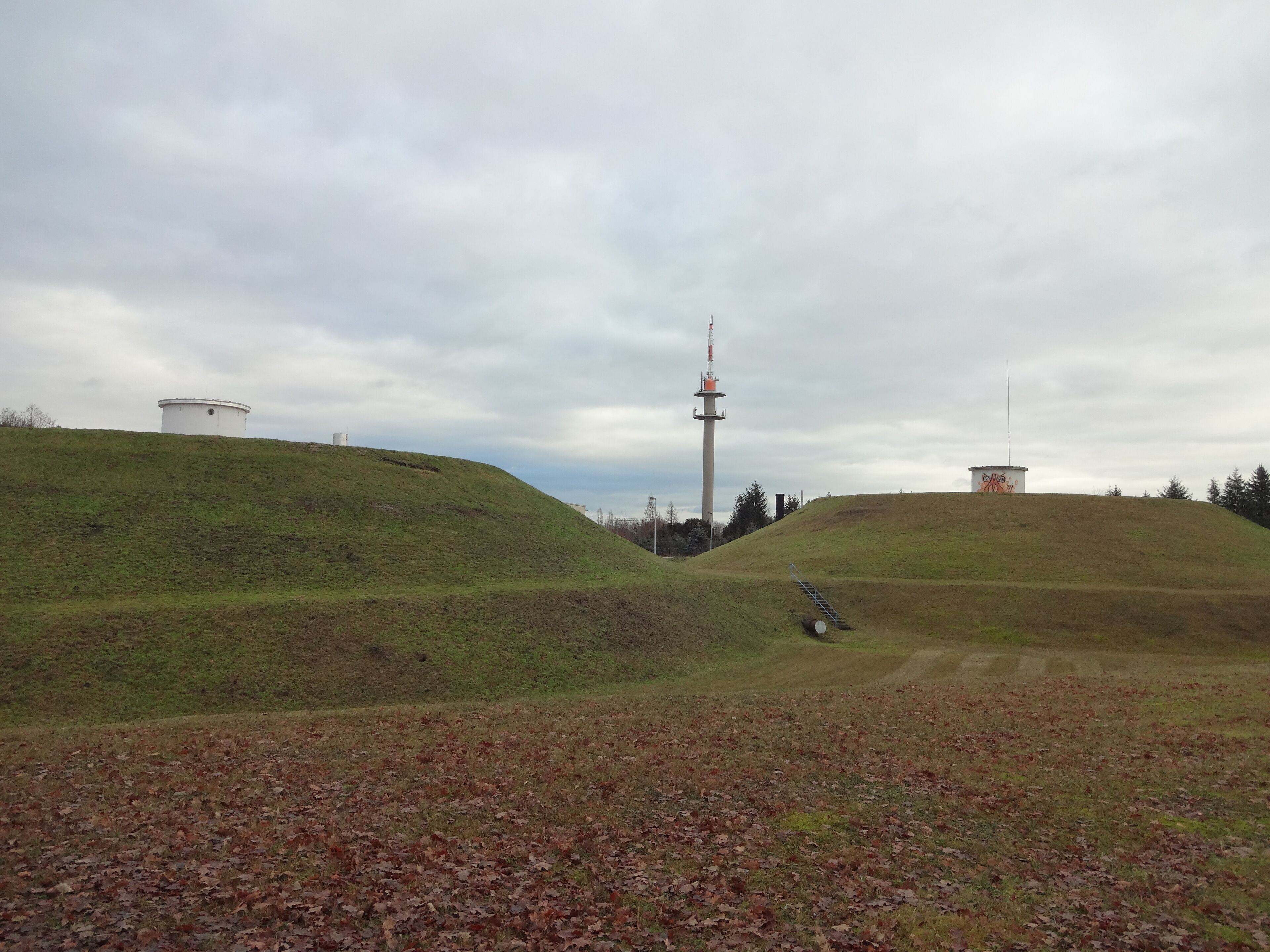 Gasspeicher in Senftenberg in der Klettwitzer Straße; im Hintergrund der Funkturm Senftenberg