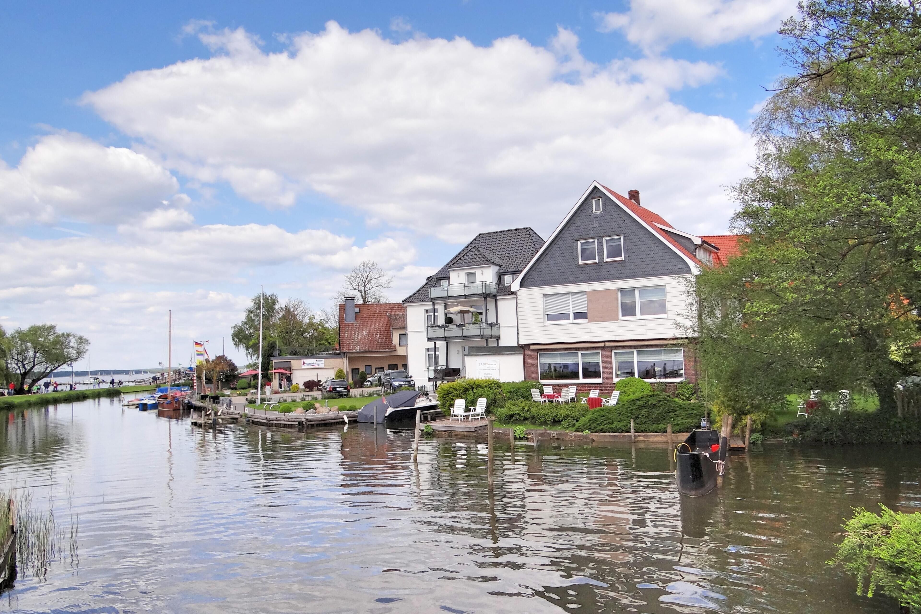 A canal with houses and boats.