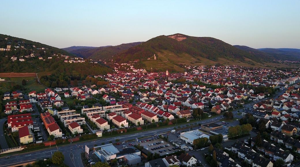 Blick über Schriesheim nach Südosten auf Ölberg mit Strahlenburg und Branich