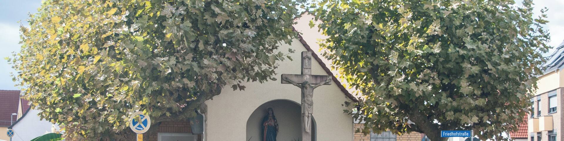 Katholische Kapelle; Putzbau, 1837; innen historisierende Marienfigur; vor der Kapelle Wegekreuz, Sockel bezeichnet 1747, Kreuz bezeichnet 1817, Korpus 1870