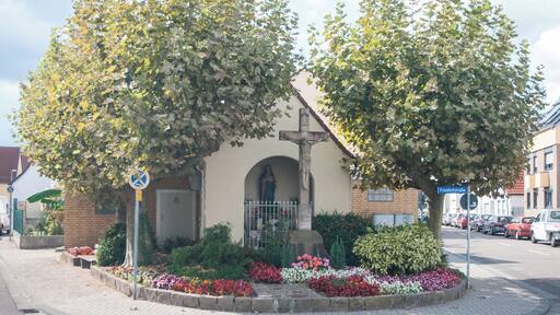 Katholische Kapelle; Putzbau, 1837; innen historisierende Marienfigur; vor der Kapelle Wegekreuz, Sockel bezeichnet 1747, Kreuz bezeichnet 1817, Korpus 1870