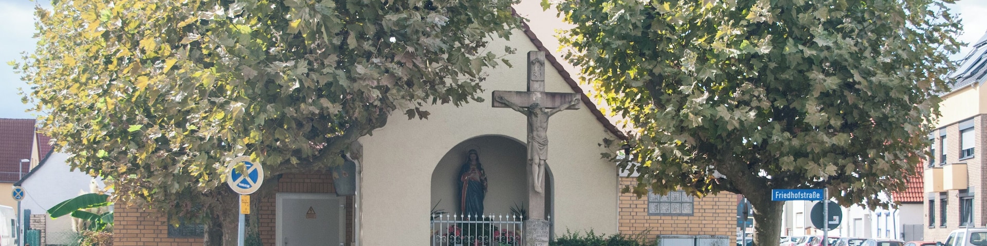 Katholische Kapelle; Putzbau, 1837; innen historisierende Marienfigur; vor der Kapelle Wegekreuz, Sockel bezeichnet 1747, Kreuz bezeichnet 1817, Korpus 1870