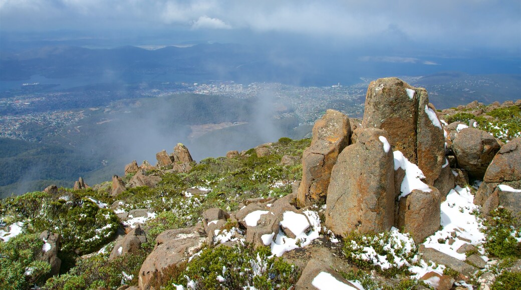 Mt. Wellington qui includes scènes tranquilles, panoramas et brume ou brouillard