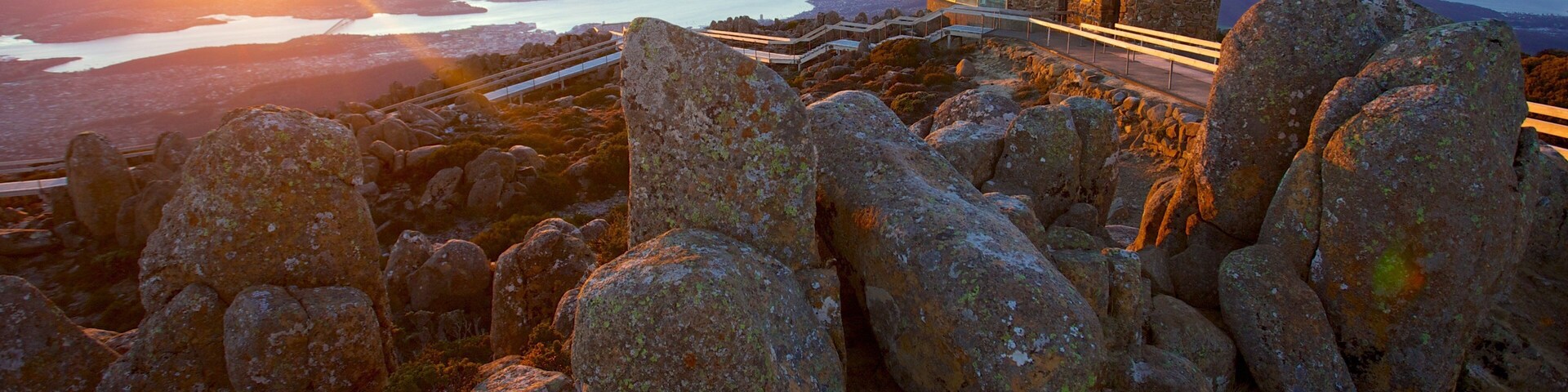 Mt. Wellington mostrando um pôr do sol, paisagem e paisagens litorâneas