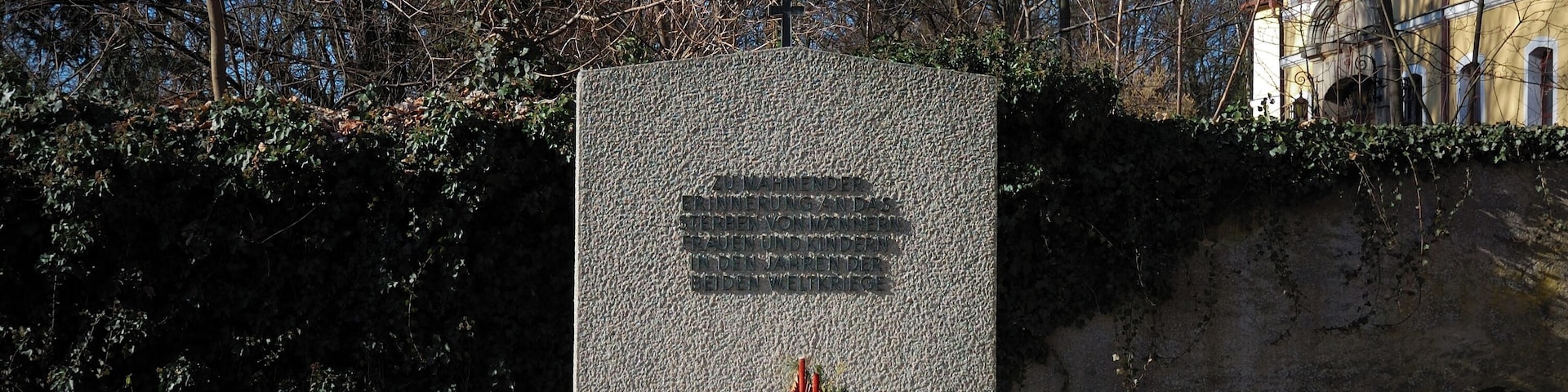 Kriegerdenkmal St. Nikolai, Neuendettelsau: Zu mahnender Erinnerung an das Sterben von Männern Frauen und Kindern in den Jahren der beiden Weltkriege