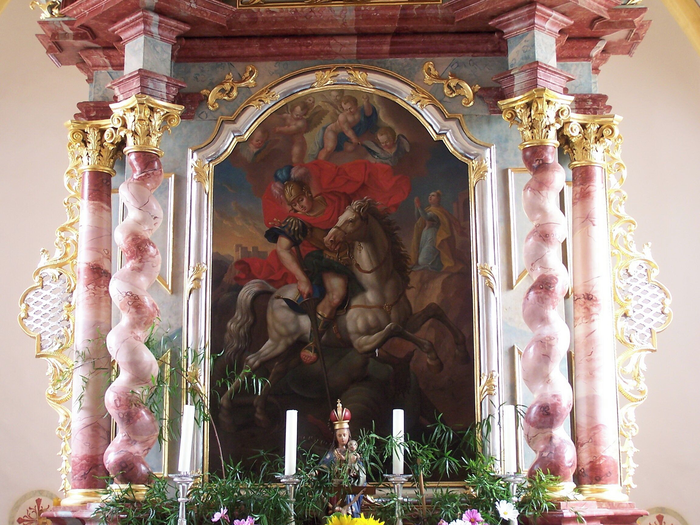 Neufahrn in Niederbayern. Walpersdorf. Filialkirche St. Georg. kleiner Saalbau mit eingezogenem Chor, am Chor Gliederung durch Dachfries und Streben, westlich Dachreiter mit Spitzhelm, zweiten Hälfte 15. Jahrhundert. Hochaltar mit einem runden und einem gewendeltem Säulenpaar. Das Altarbild zeigt St. Georg hoch zu Roß im Kampf mit dem Bösen.