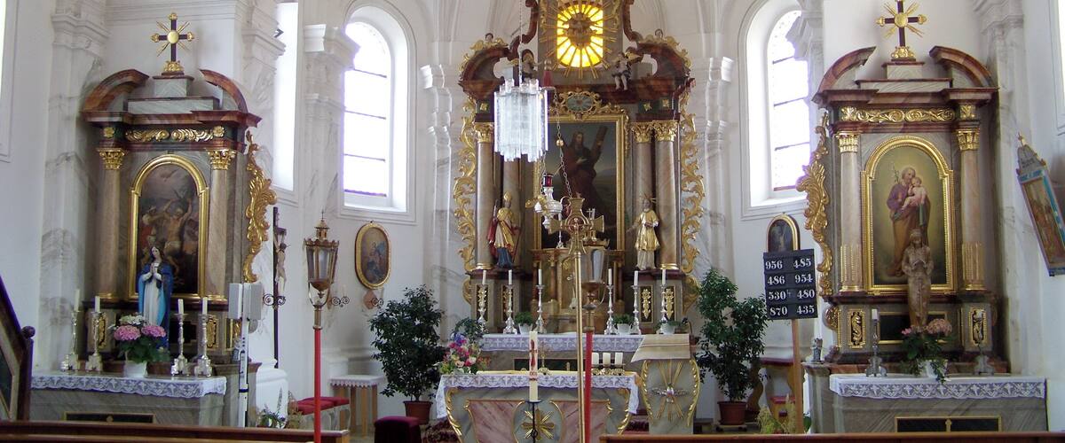 Neufahrn in Niederbayern. Piegendorf 7. Filialkirche St. Andreas. Saalkirche mit eingezogenem Chor, Gliederung durch Lisenen und Putzbänder, südlich Chorflankenturm mit Geschossgliederung, Achteckaufsatz und Zwiebelkuppel, barocke Anlage von 1724; mit Ausstattung. Gewölbter Innenraum mit drei barocken Altären.