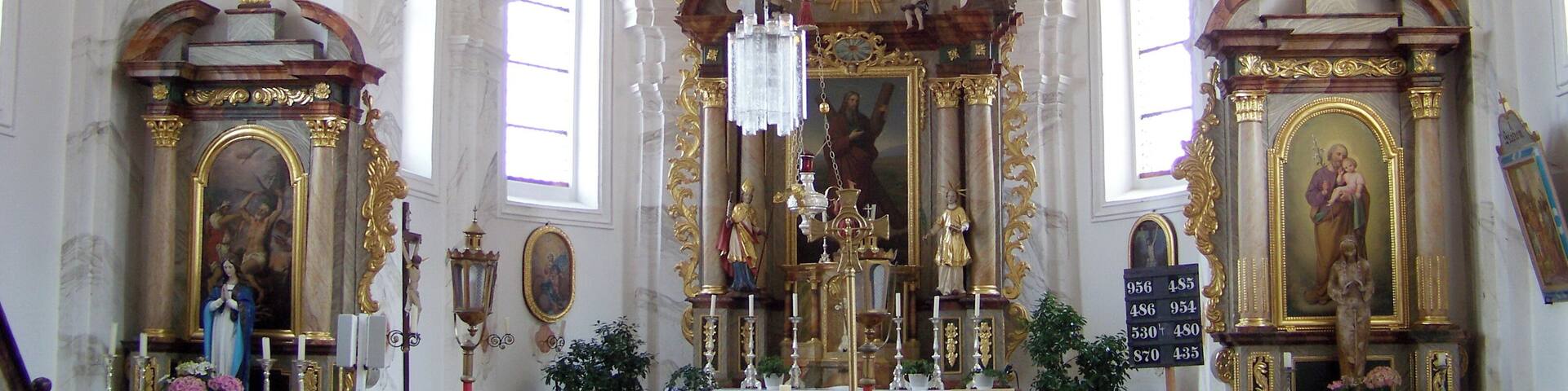 Neufahrn in Niederbayern. Piegendorf 7. Filialkirche St. Andreas. Saalkirche mit eingezogenem Chor, Gliederung durch Lisenen und Putzbänder, südlich Chorflankenturm mit Geschossgliederung, Achteckaufsatz und Zwiebelkuppel, barocke Anlage von 1724; mit Ausstattung. Gewölbter Innenraum mit drei barocken Altären.