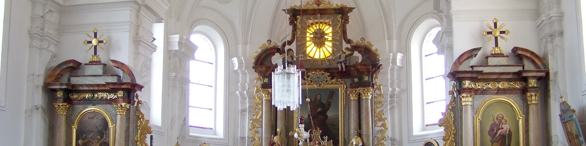 Neufahrn in Niederbayern. Piegendorf 7. Filialkirche St. Andreas. Saalkirche mit eingezogenem Chor, Gliederung durch Lisenen und Putzbänder, südlich Chorflankenturm mit Geschossgliederung, Achteckaufsatz und Zwiebelkuppel, barocke Anlage von 1724; mit Ausstattung. Gewölbter Innenraum mit drei barocken Altären.