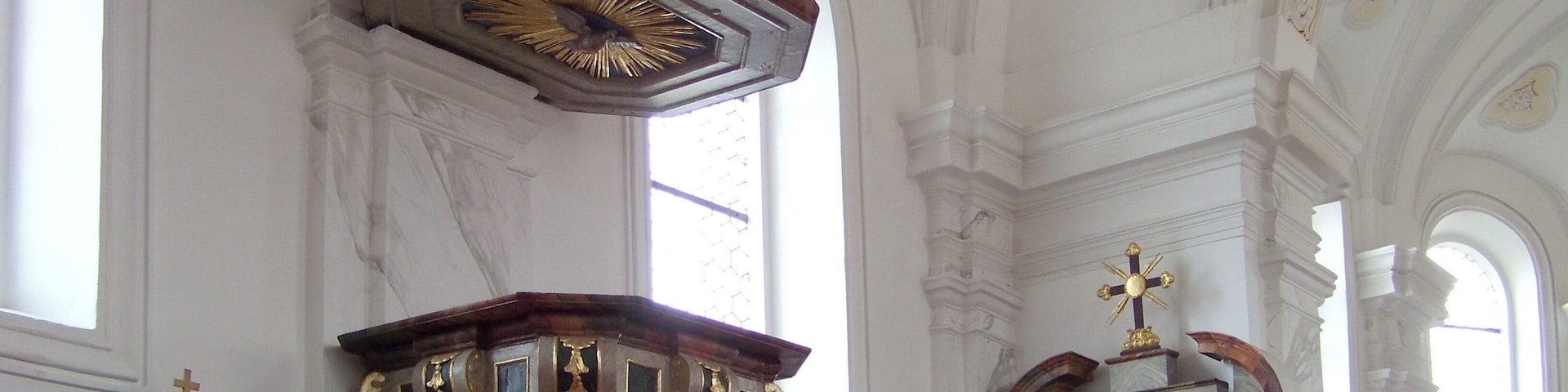 Neufahrn in Niederbayern. Piegendorf 7. Filialkirche St. Andreas. Saalkirche mit eingezogenem Chor, Gliederung durch Lisenen und Putzbänder, südlich Chorflankenturm mit Geschossgliederung, Achteckaufsatz und Zwiebelkuppel, barocke Anlage von 1724; mit Ausstattung. Kanzel an der Nordwand des Langhauses.