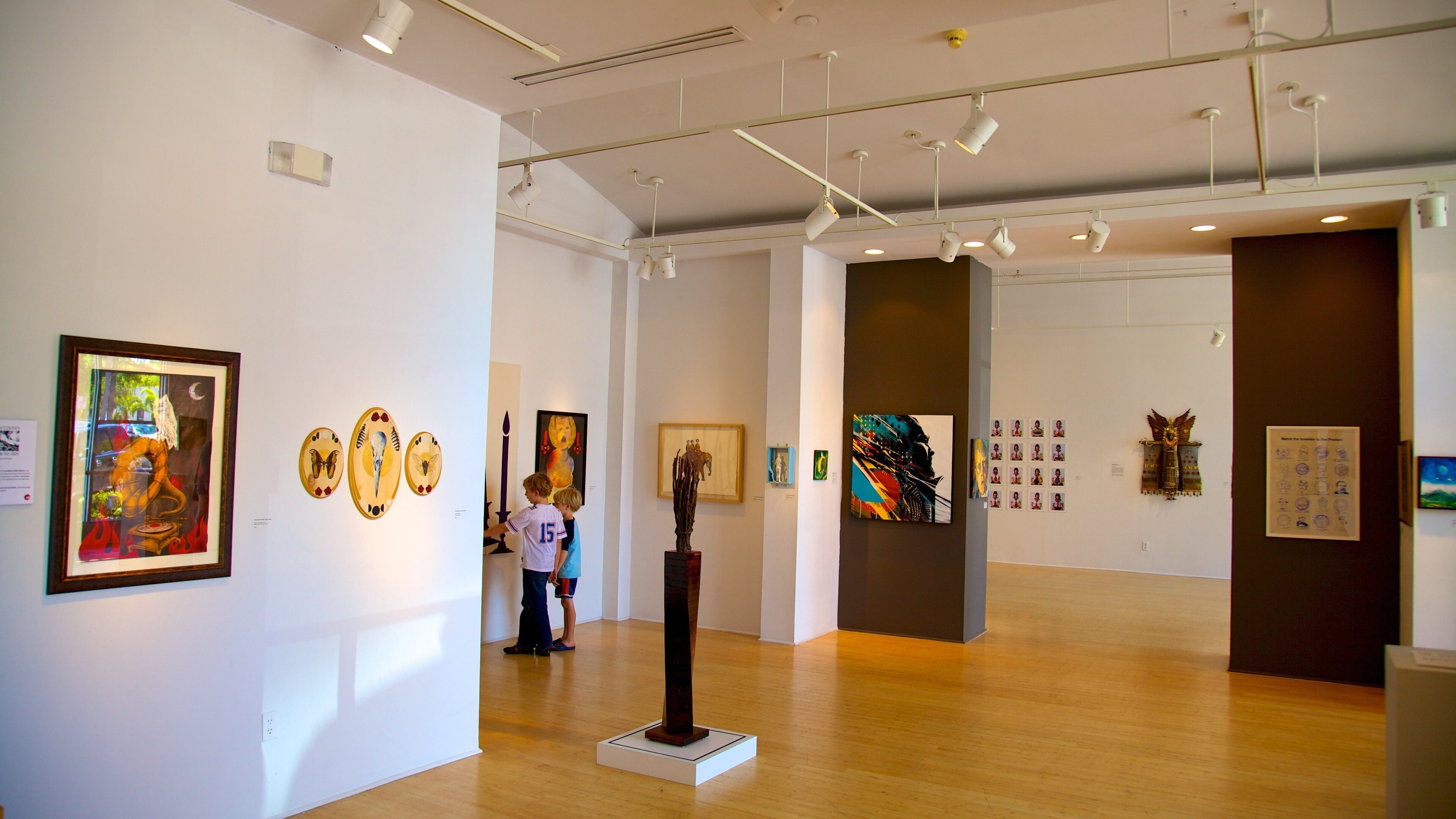 摩維夷藝術中心 其中包括 內部景觀 和 藝術