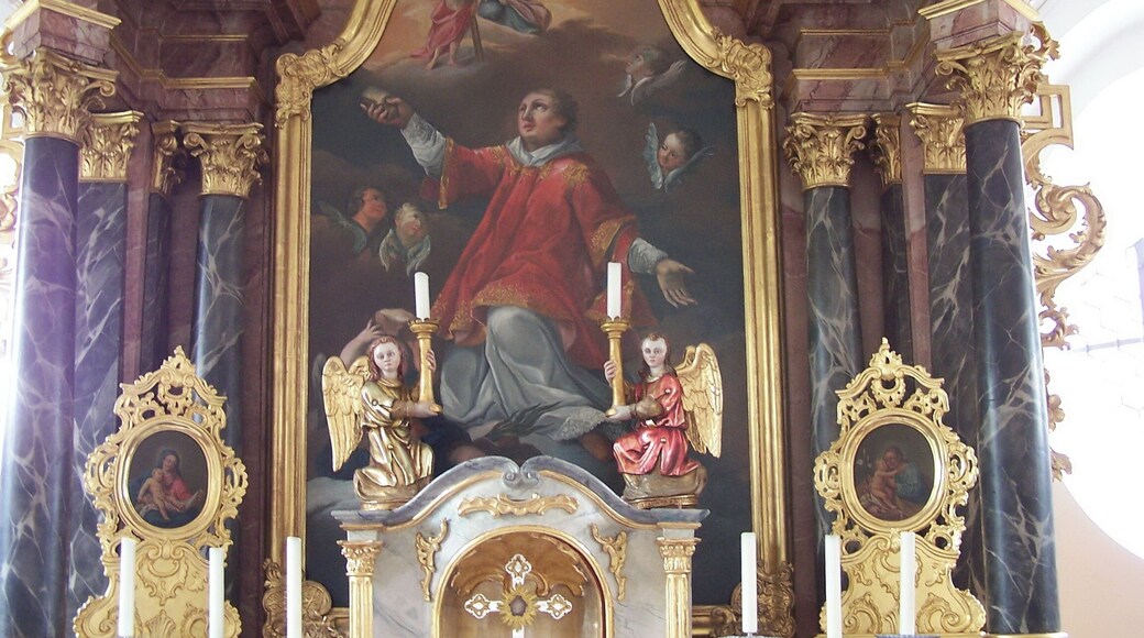 Laaber, Adlhauser Straße 10. Kirche St. Stephan. Spätgotische Saalkirche mit Steildach und dreiseitig geschlossenem Chor. Barockaltar mit vier Säulen und Akanthusranken um 1700. Das Altarbild zeigt St. Stephanus in der Glorie. Auf dem Tabernakel zwei Leuchterengel. Seitlich Ovalbilder in vergoldeten Rahmen mit Maria und Josef jeweils mit dem Jesuskind.