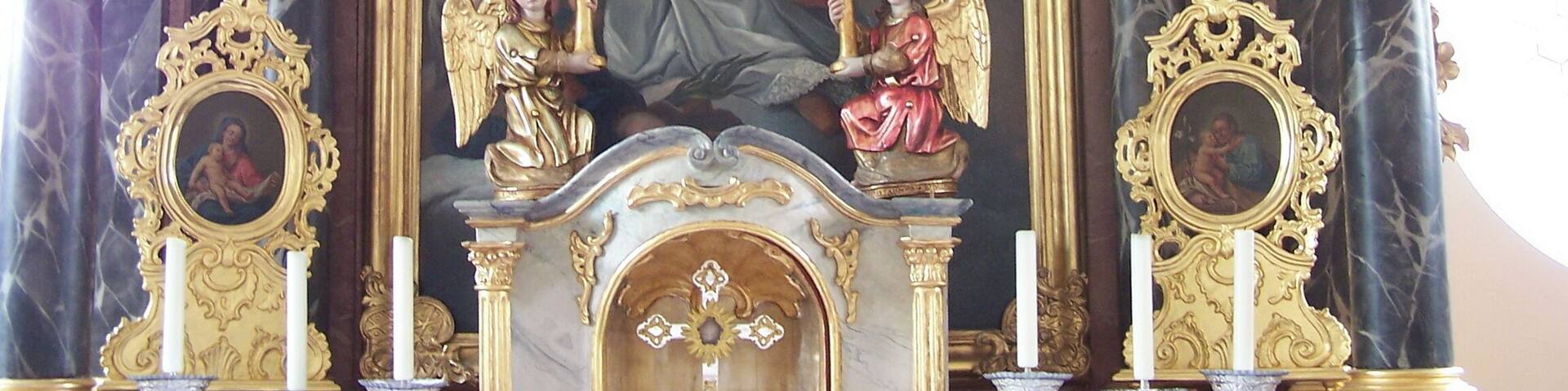 Laaber, Adlhauser Straße 10. Kirche St. Stephan. Spätgotische Saalkirche mit Steildach und dreiseitig geschlossenem Chor. Barockaltar mit vier Säulen und Akanthusranken um 1700. Das Altarbild zeigt St. Stephanus in der Glorie. Auf dem Tabernakel zwei Leuchterengel. Seitlich Ovalbilder in vergoldeten Rahmen mit Maria und Josef jeweils mit dem Jesuskind.