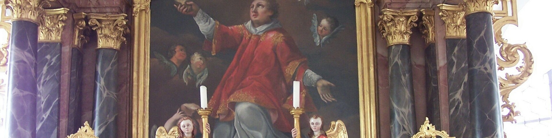 Laaber, Adlhauser Straße 10. Kirche St. Stephan. Spätgotische Saalkirche mit Steildach und dreiseitig geschlossenem Chor. Barockaltar mit vier Säulen und Akanthusranken um 1700. Das Altarbild zeigt St. Stephanus in der Glorie. Auf dem Tabernakel zwei Leuchterengel. Seitlich Ovalbilder in vergoldeten Rahmen mit Maria und Josef jeweils mit dem Jesuskind.