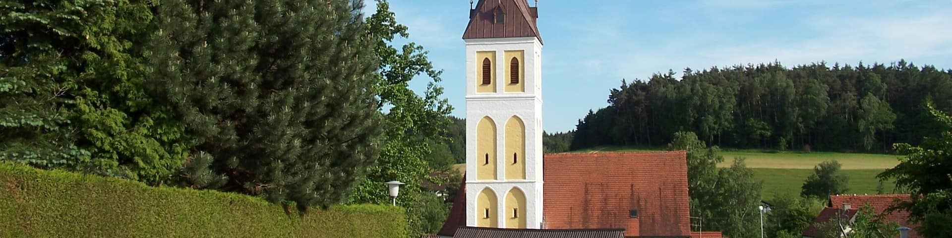 Rottenburg an der Laaber. Unterlauterbach, Am Kirchberg 2. Kirchenbau aus dem 15. Jahrhundert, Mitte 18. Jahrhundert barockisiert; mit Ausstattung.
