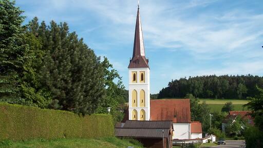 Rottenburg an der Laaber. Unterlauterbach, Am Kirchberg 2. Kirchenbau aus dem 15. Jahrhundert, Mitte 18. Jahrhundert barockisiert; mit Ausstattung.