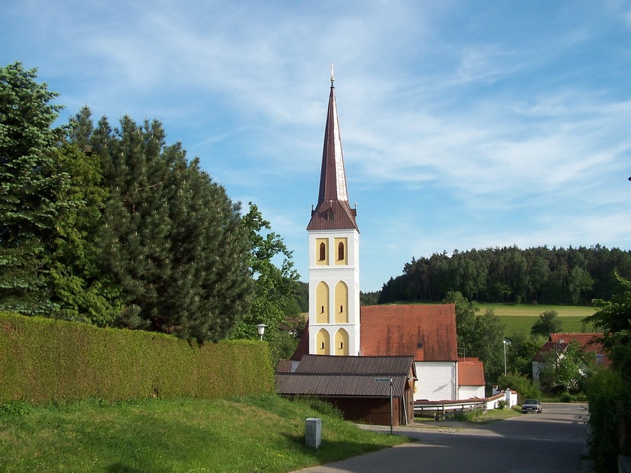 Rottenburg an der Laaber. Unterlauterbach, Am Kirchberg 2. Kirchenbau aus dem 15. Jahrhundert, Mitte 18. Jahrhundert barockisiert; mit Ausstattung.