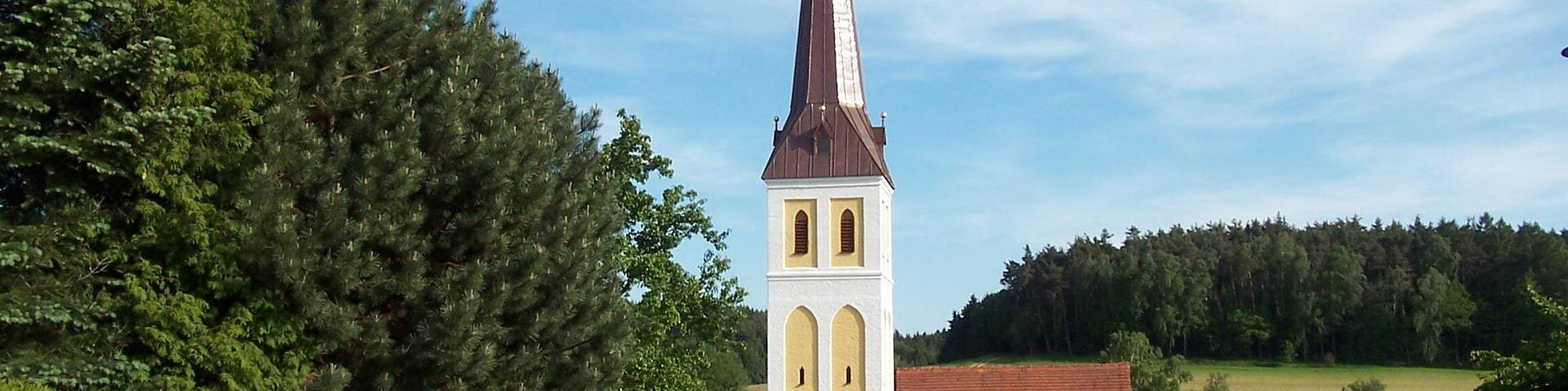 Rottenburg an der Laaber. Unterlauterbach, Am Kirchberg 2. Kirchenbau aus dem 15. Jahrhundert, Mitte 18. Jahrhundert barockisiert; mit Ausstattung.