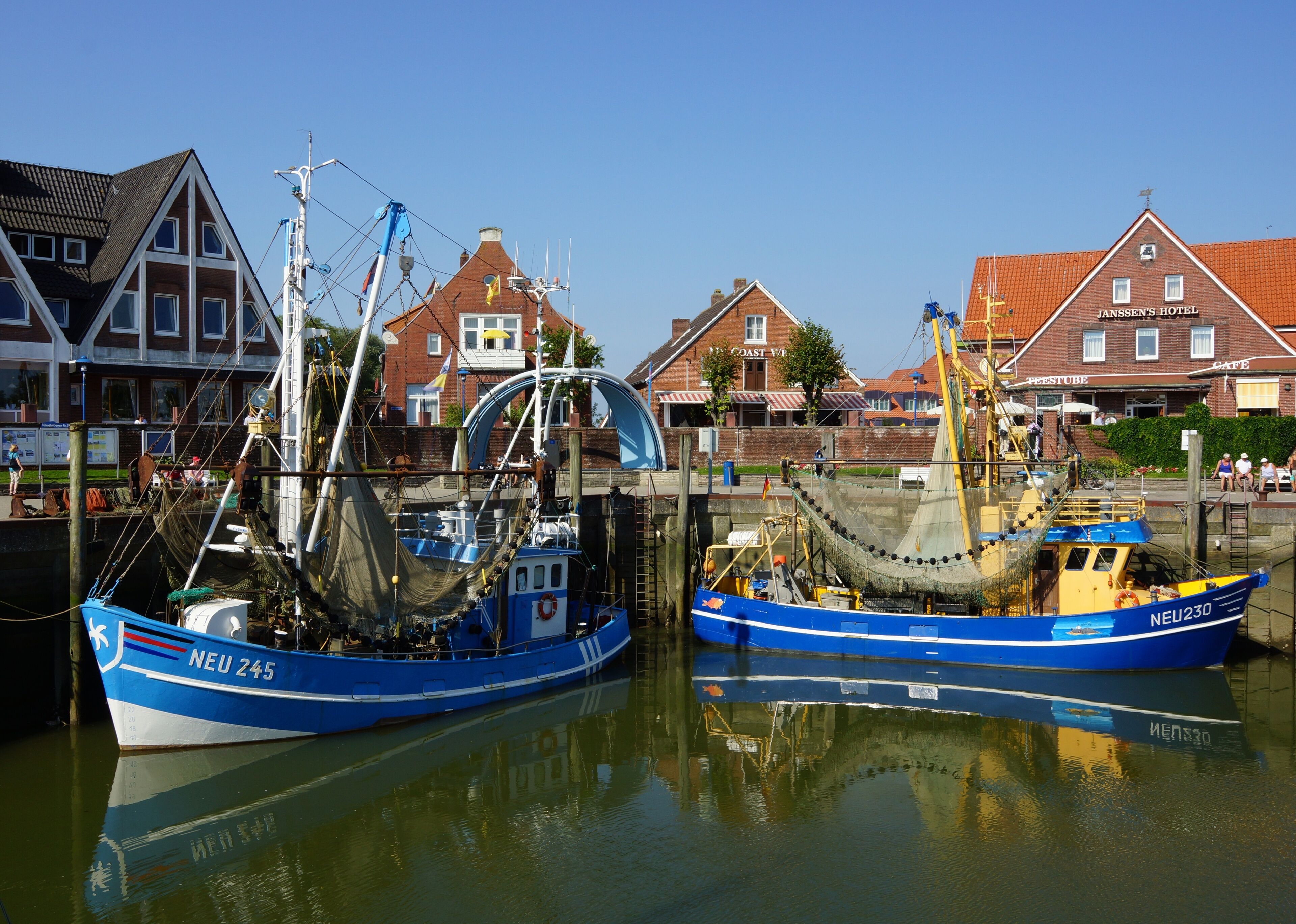 Die Fischkutter NEU230 (Polaris) und NEU245 (Seestern) im Hafen Neuharlingersiel.