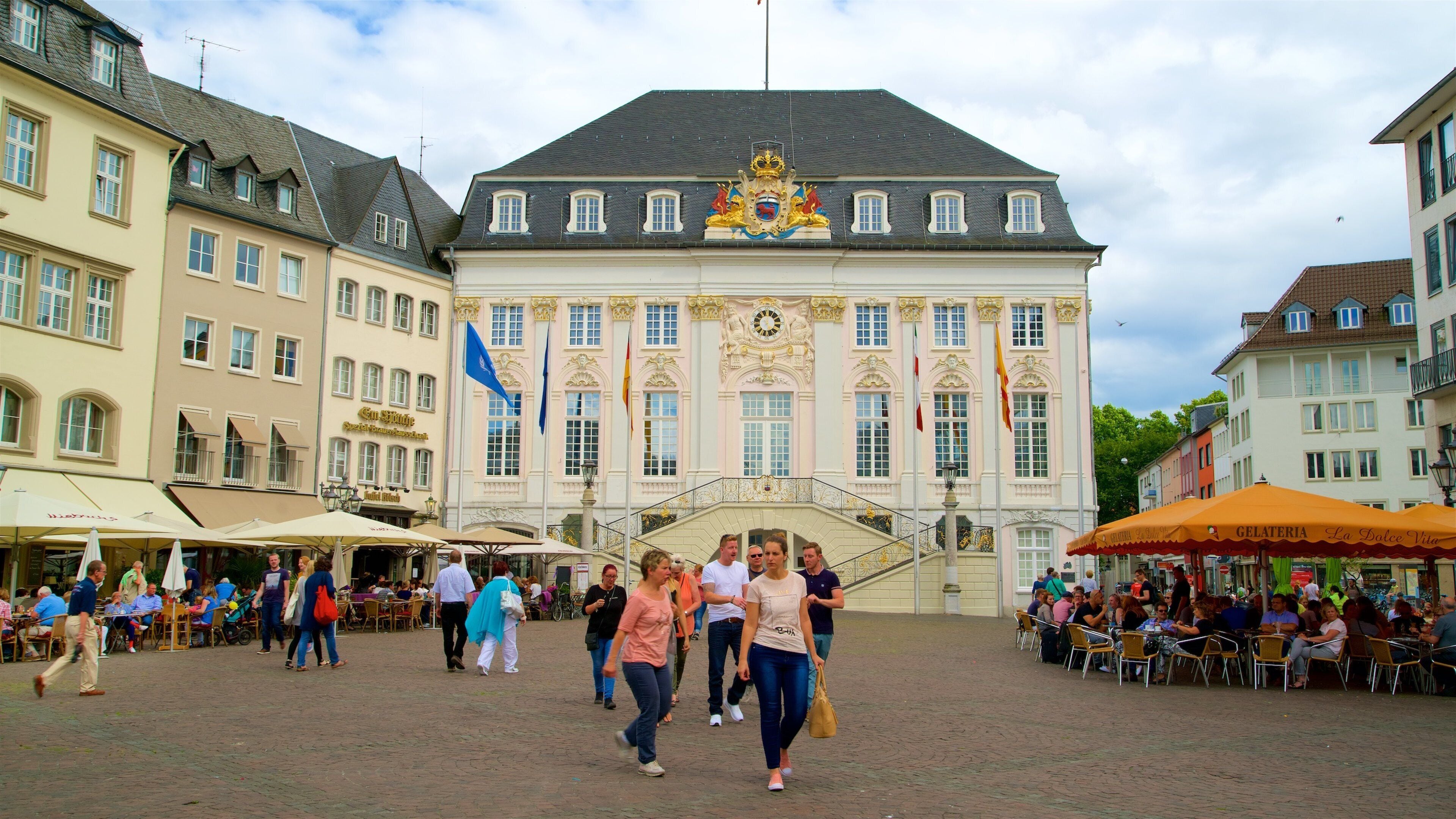 Zentrum showing street scenes as well as a small group of people