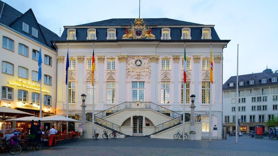 Ein historisches Gebäude mit aufwendiger Architektur, einer Uhr und Flaggen.