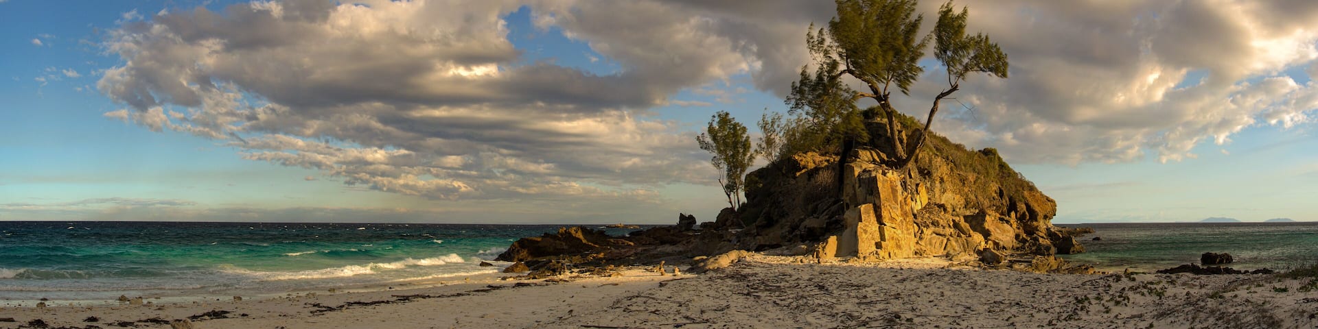 Rocher sur une plage de l'île de Nosy Tsarabanjina, archipel Mitsio - Madagascar