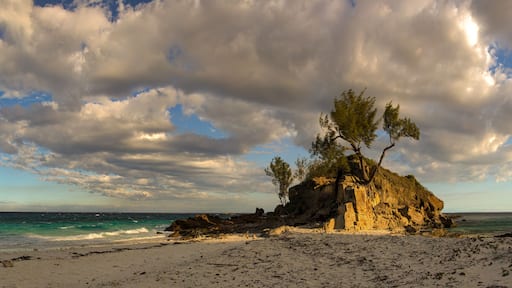 Rocher sur une plage de l'île de Nosy Tsarabanjina, archipel Mitsio - Madagascar