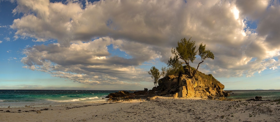 Rocher sur une plage de l'île de Nosy Tsarabanjina, archipel Mitsio - Madagascar