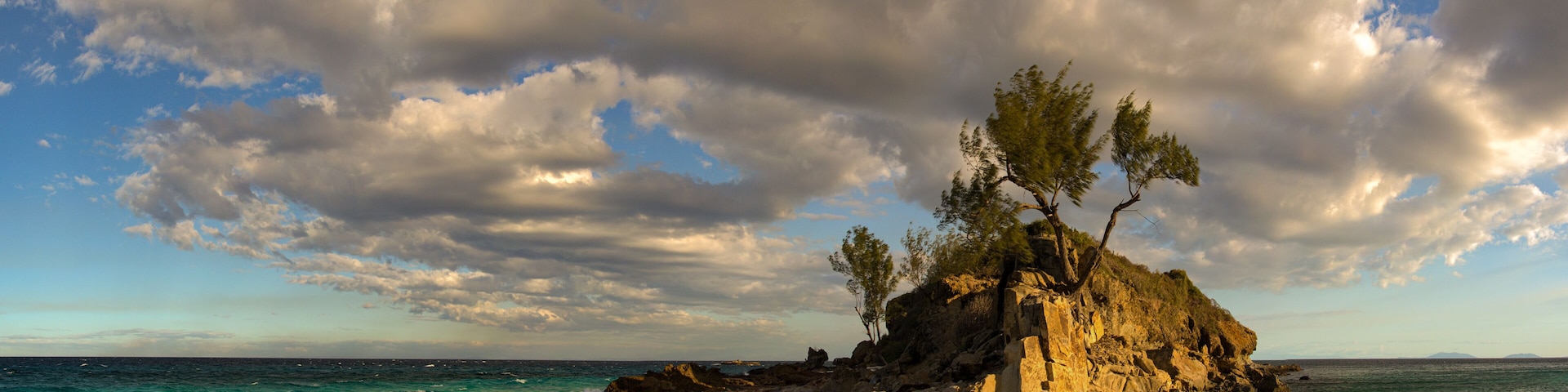 Rocher sur une plage de l'île de Nosy Tsarabanjina, archipel Mitsio - Madagascar