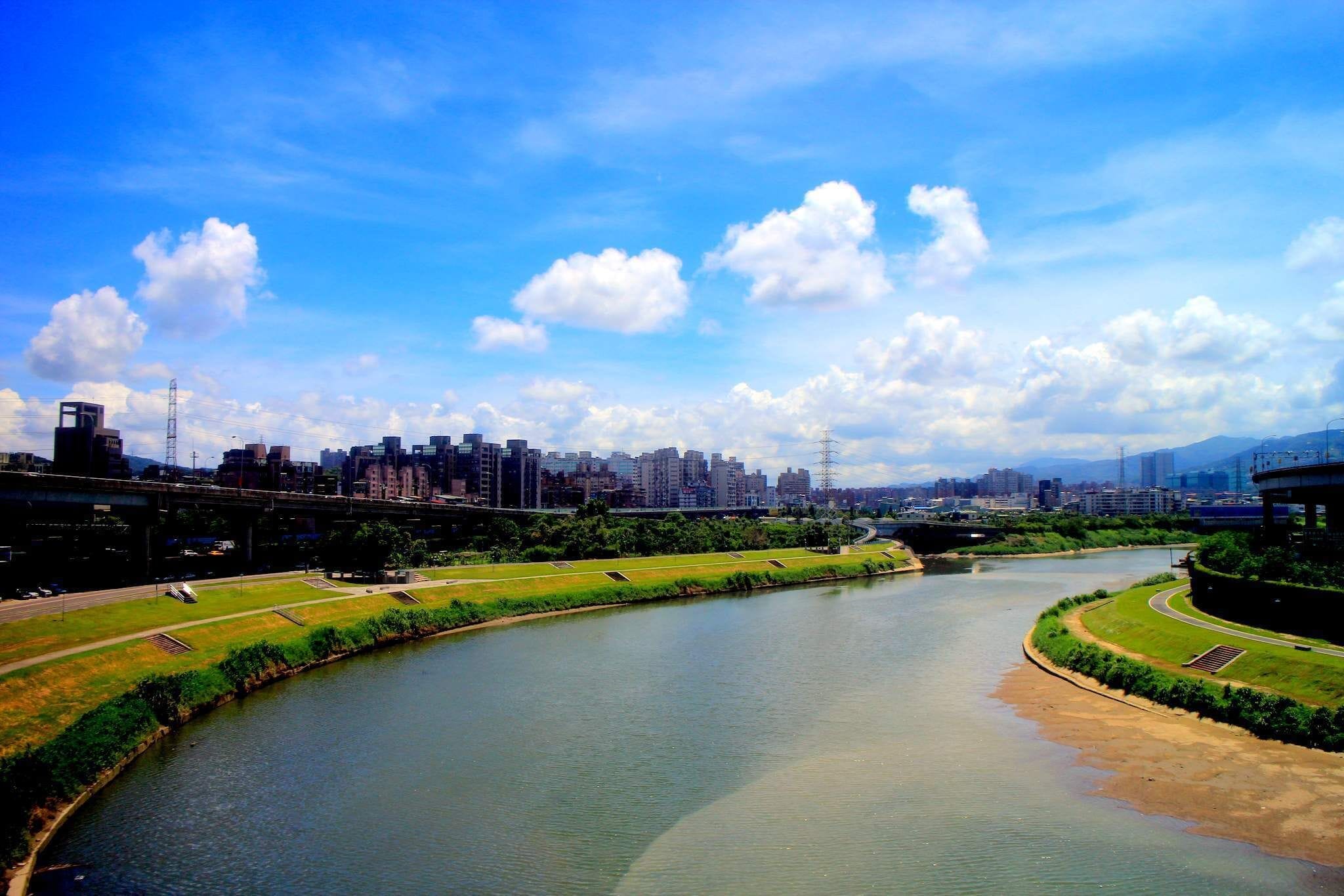 搭乘捷運文湖線，列車於捷運南港軟體園區站與東湖站間，向東望基隆河、東湖與中山高速公路