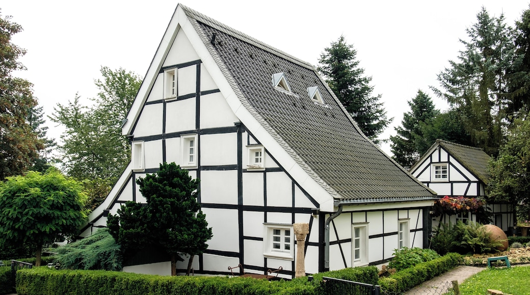 Odenthal, Monument 29, 2-storeyed half-timbered house, Lanzemich (Voiswinkel), Am Brunnen 1