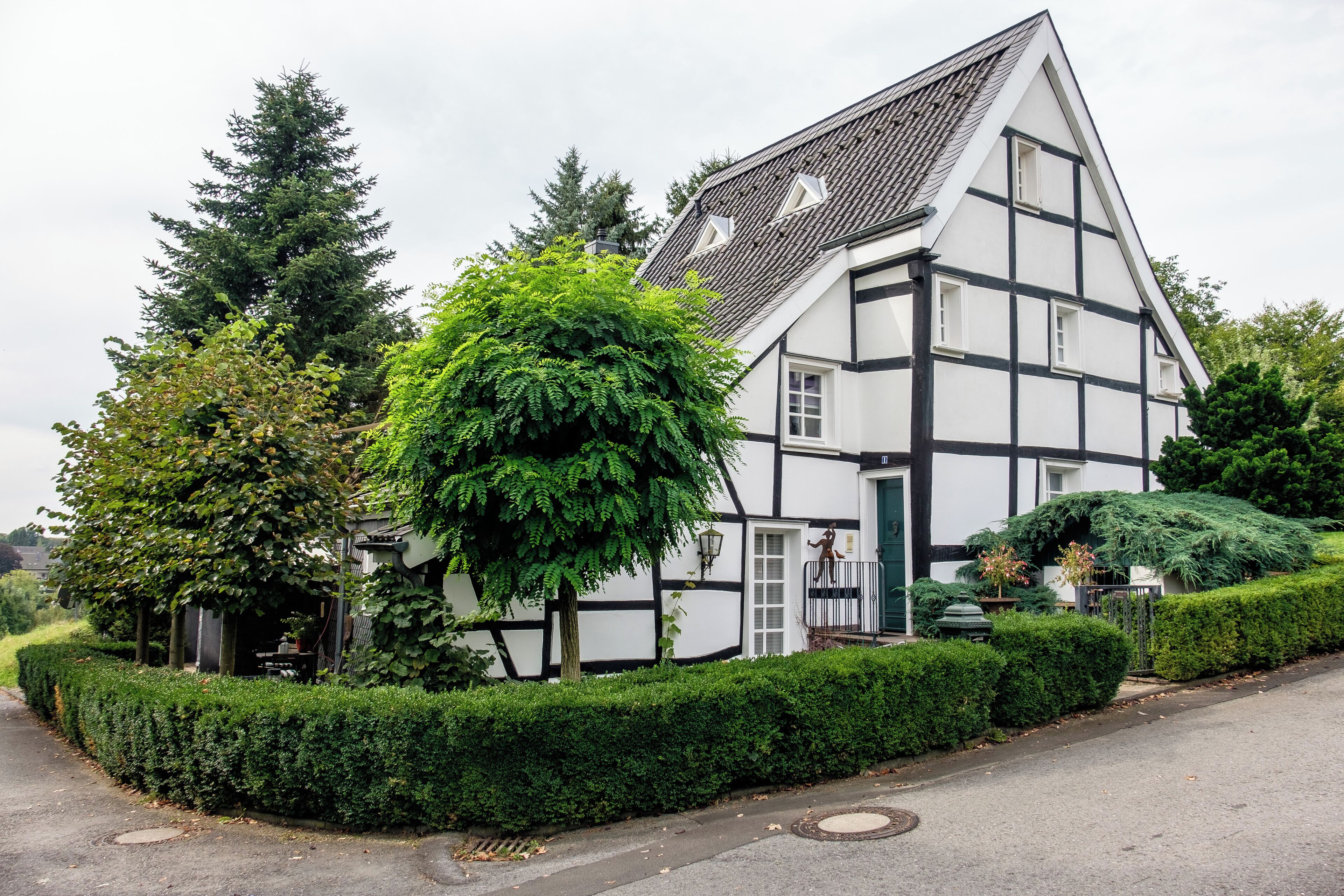 Odenthal, Monument 29, 2-storeyed half-timbered house, Lanzemich (Voiswinkel), Am Brunnen 1