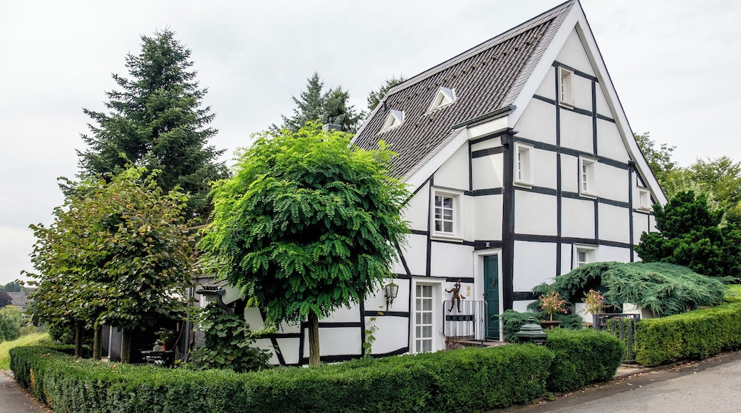 Odenthal, Monument 29, 2-storeyed half-timbered house, Lanzemich (Voiswinkel), Am Brunnen 1