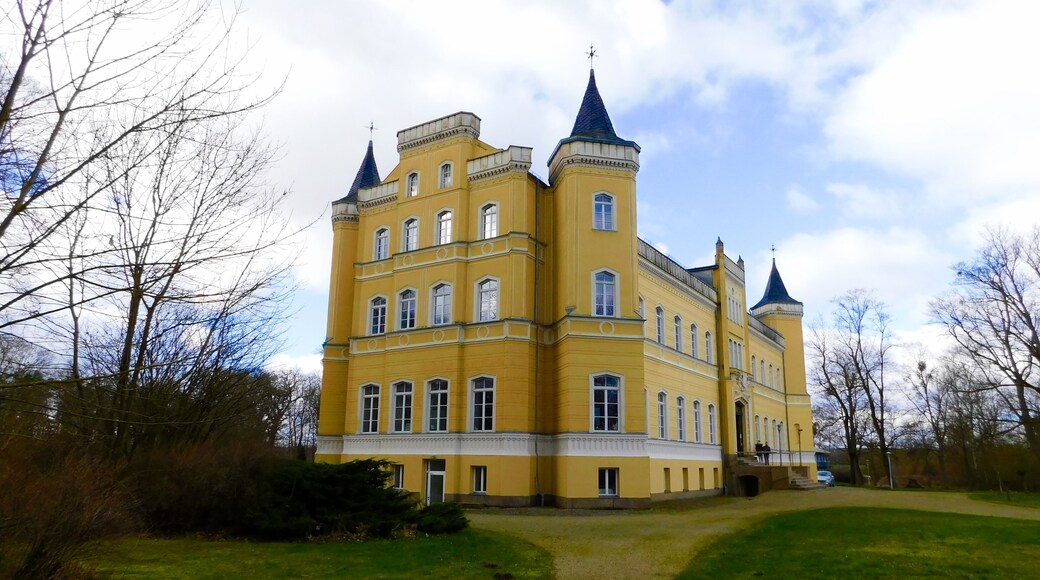 Ein gelbes Schloss in im Park