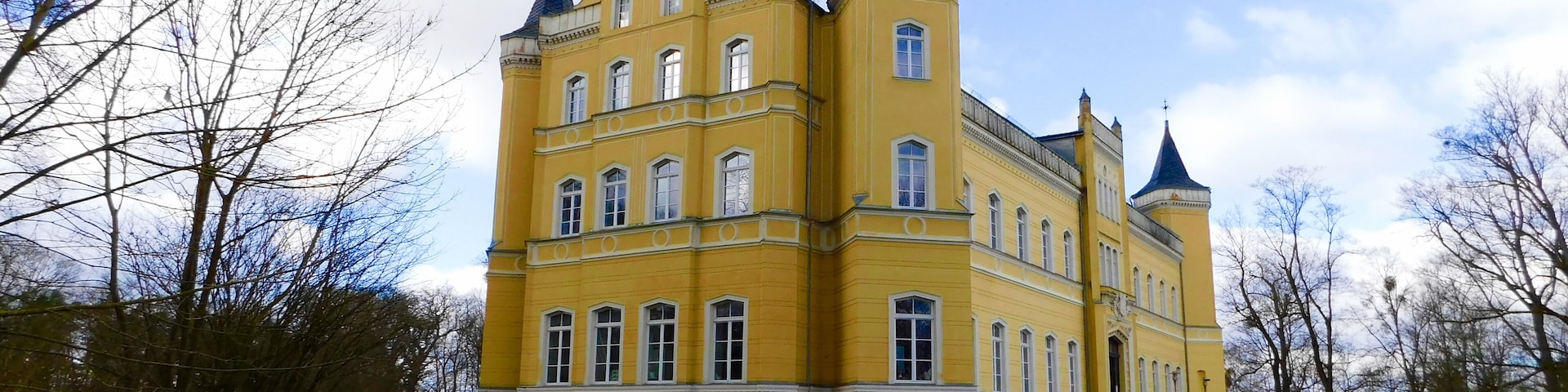 Ein gelbes Schloss in im Park