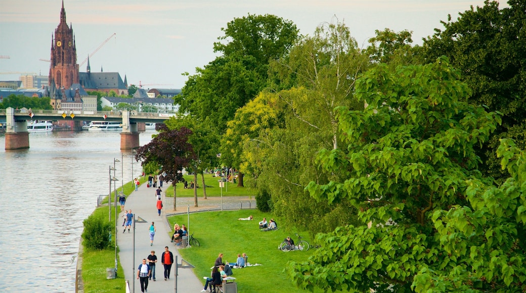 Museumsufer som viser elv eller bekk, kulturarv og bro
