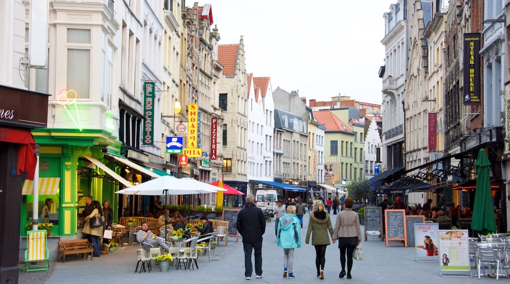 Antwerpen bevat straten, cafés en een stad