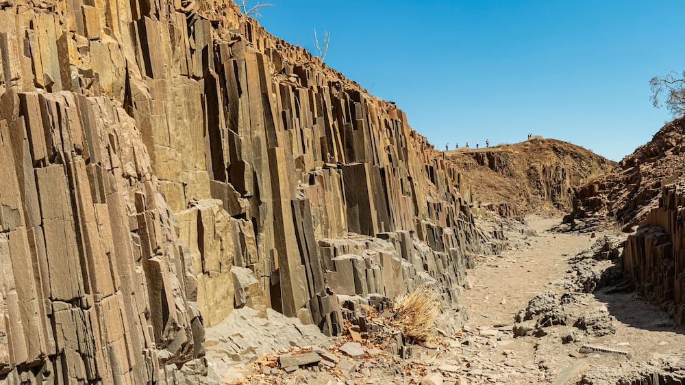 Ein zerklüfteter Canyon mit steilen Felsformationen und einem schmalen Pfad.