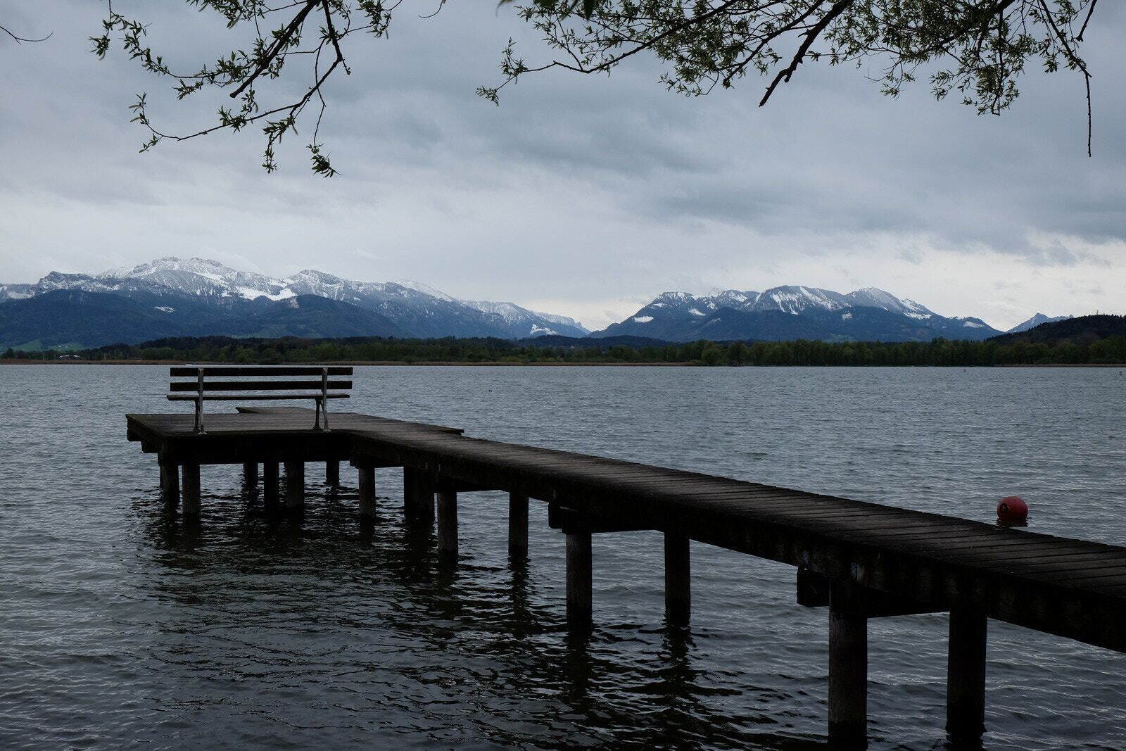 500px provided description: Blogpost and more Photos: www.jenseitsderfenster.de/2017/04/28/innradweg-tag-7-tagesausflug-chiemsee-und-ende/ [#lake ,#mountains ,#water ,#clouds ,#bavaria ,#chiemsee]