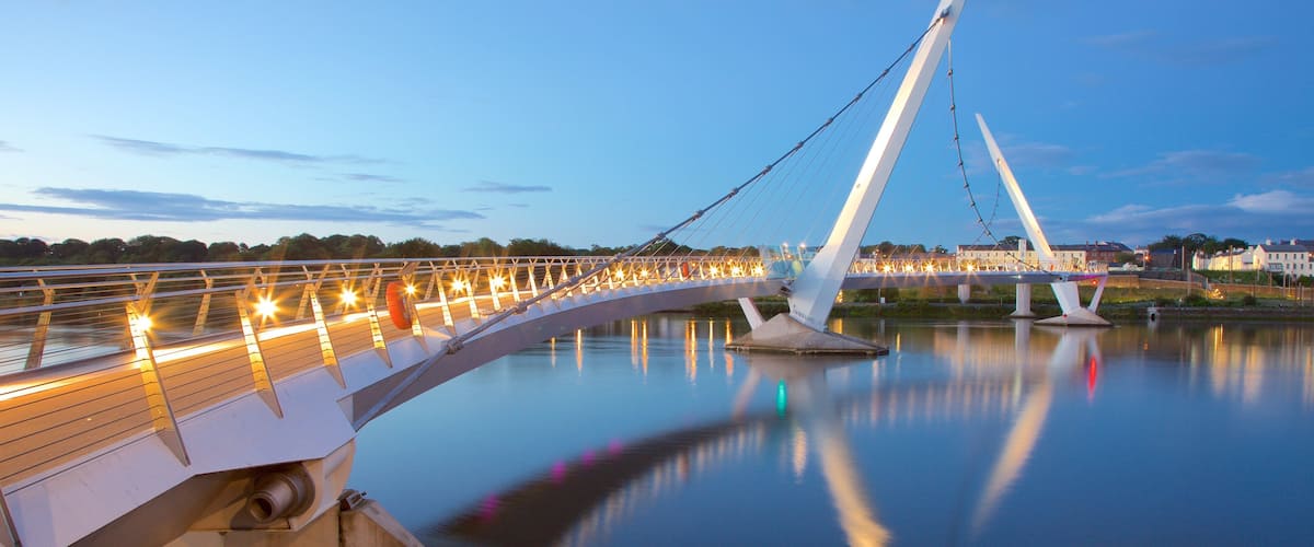 Peace Bridge qui includes rivière ou ruisseau, coucher de soleil et ville