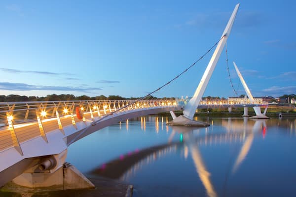 Peace Bridge Peace Bridge das einen Brücke, Fluss oder Bach und moderne Architektur