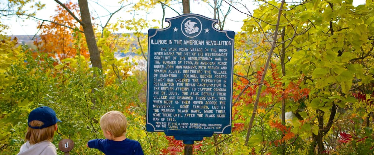 Black Hawk delstatshistoriske område som inkluderer høstløv og skilt i tillegg til barn