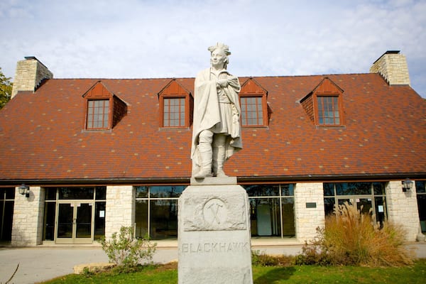 Black Hawk State Historic Site das einen Geschichtliches und Statue oder Skulptur