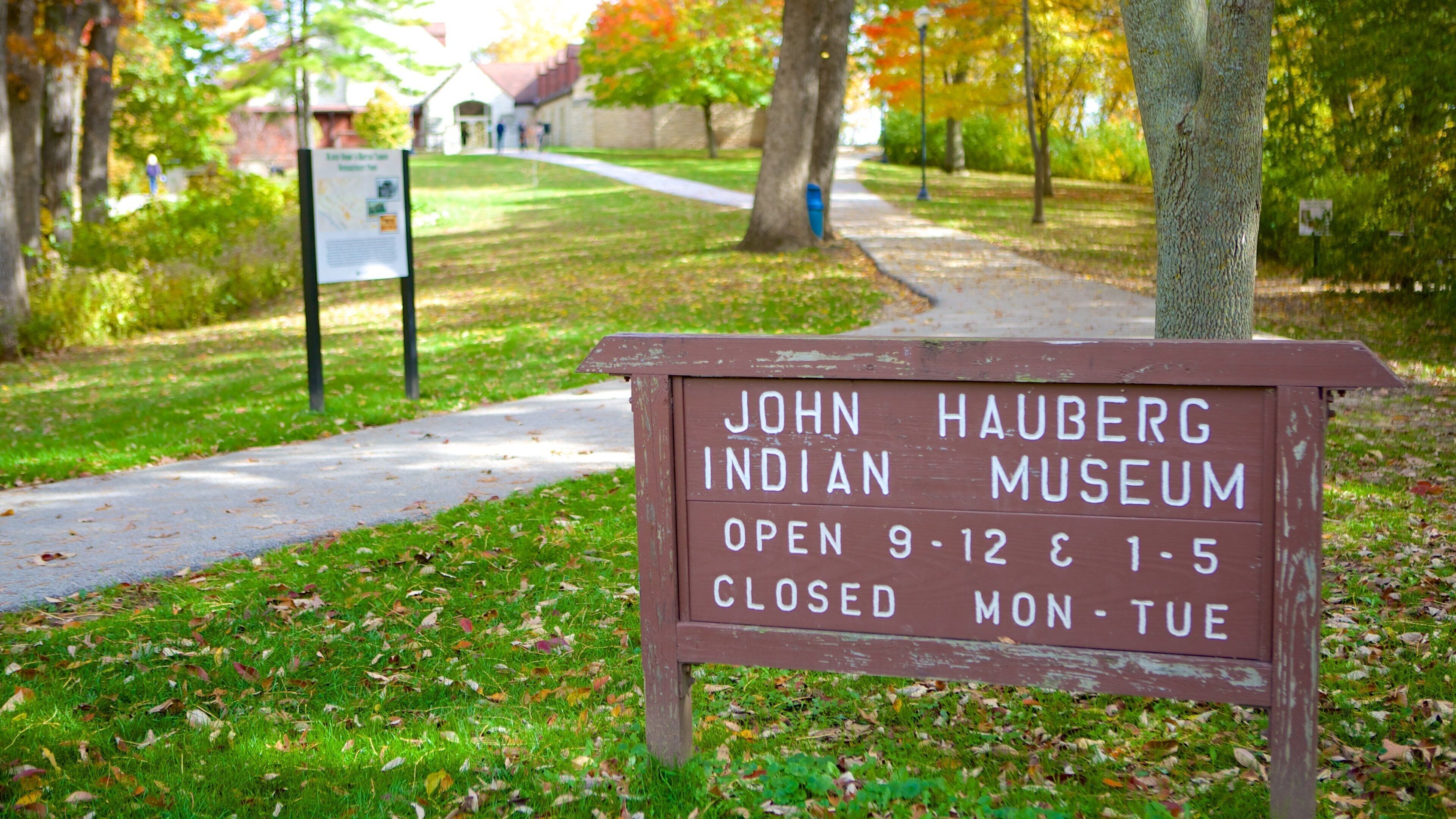 Black Hawk State Historic Site montrant signalisation et parc