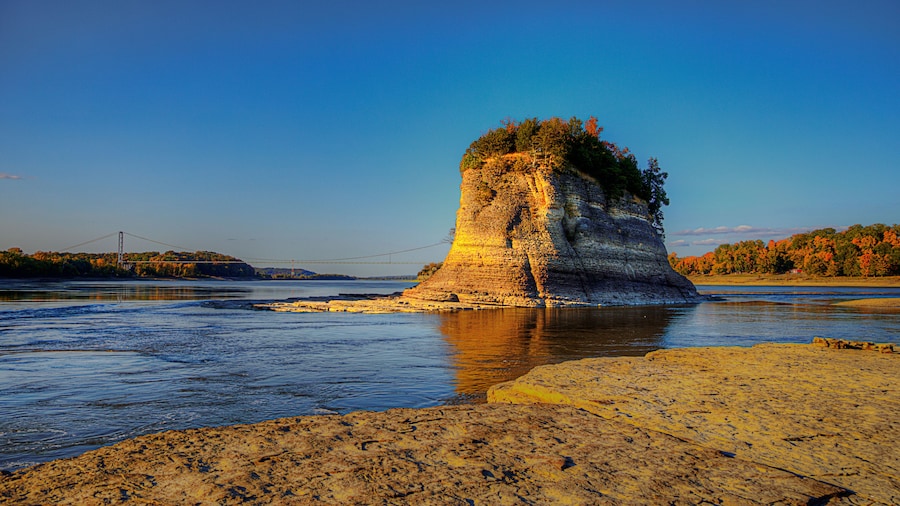 Stunning capture of this historic Tower Rock rock protruding from the middle of the Mississippi River
