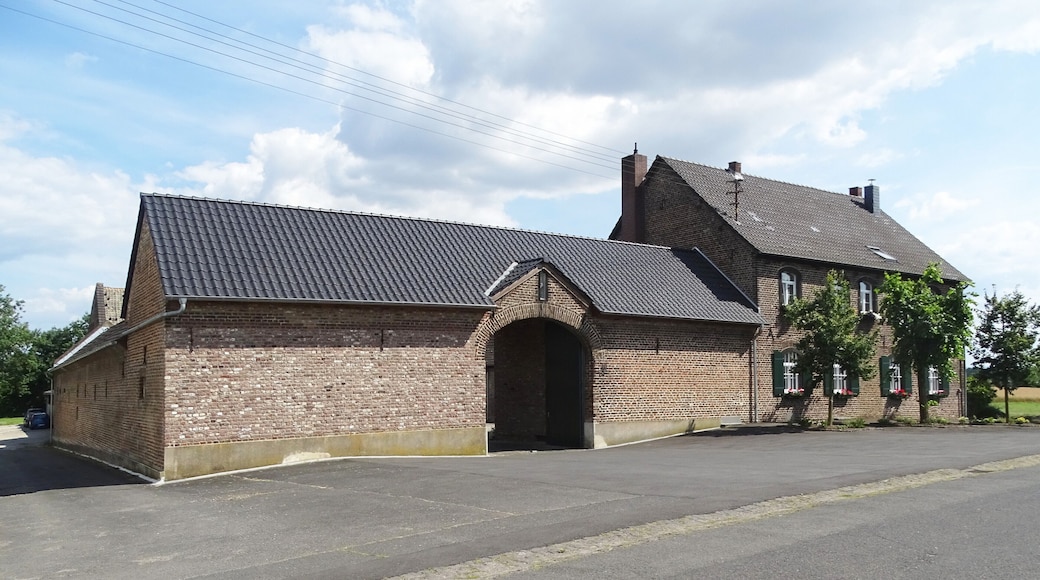 Antoniterhof in Vernich, Heimbacher Straße 73. Ansicht von der Heimbacher Straße