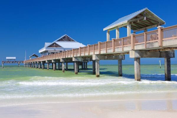 Pier 60 Park mostrando vista della costa e spiaggia sabbiosa