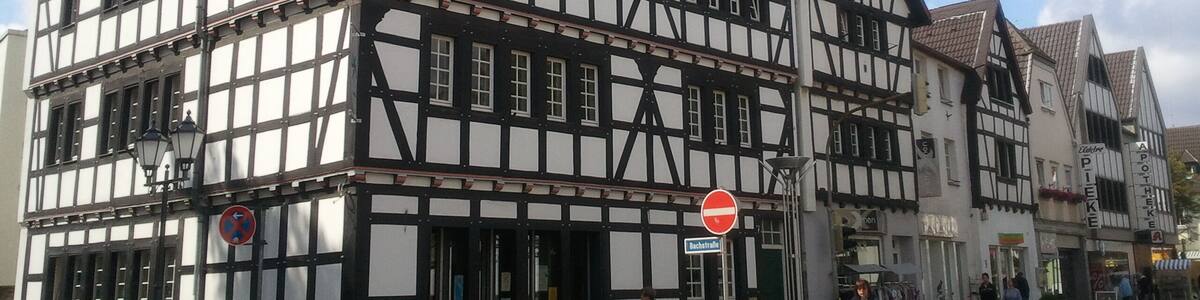 Ein traditionelles Fachwerkhäuschen mit einem steilen Satteldach und einem Verbotsschild.
