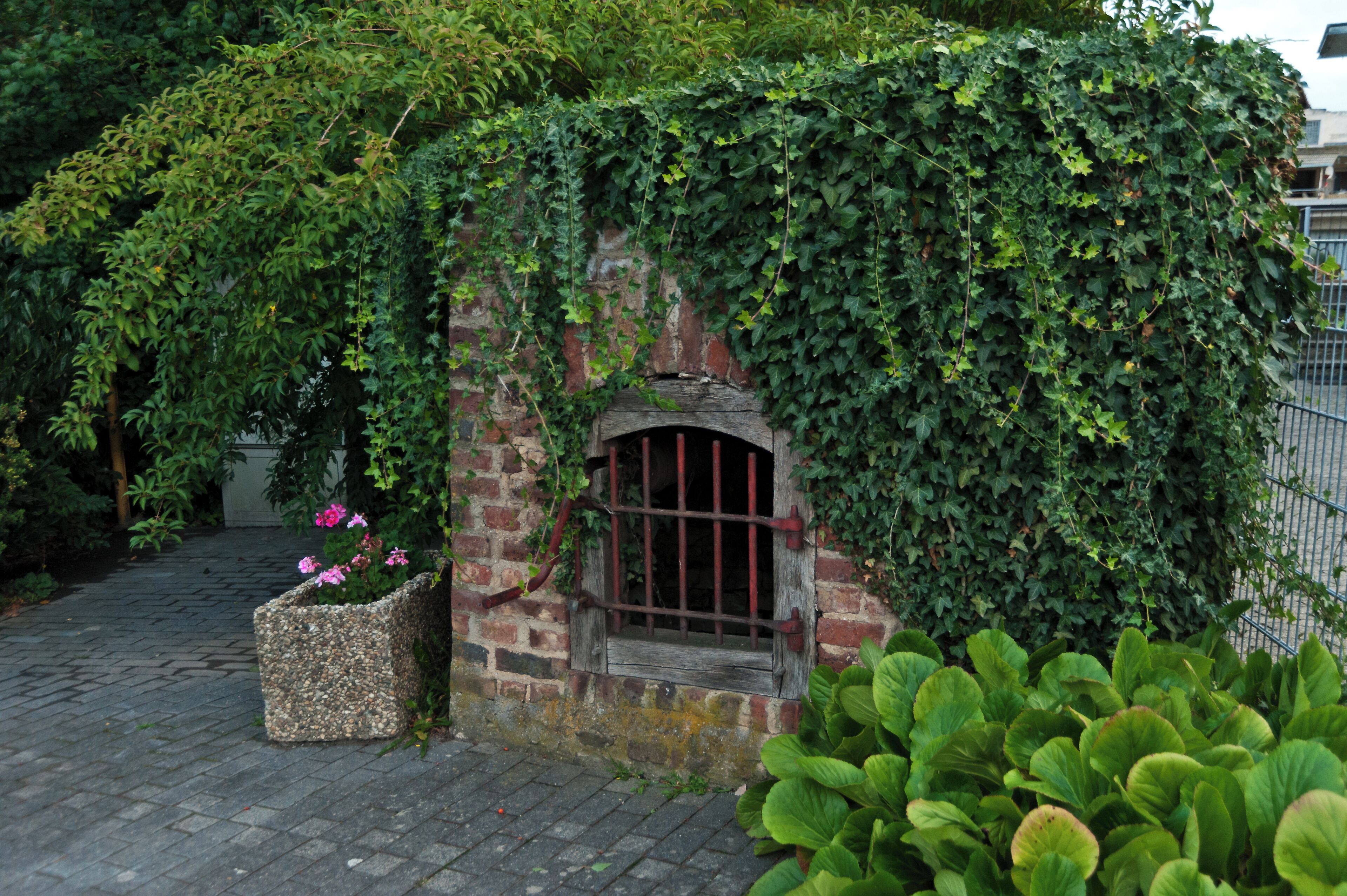 This is a photograph of an architectural monument., no. 147