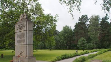 Mahnmal auf dem sowjetischen Kriegsgefangenenfriedhof Wietzendorf